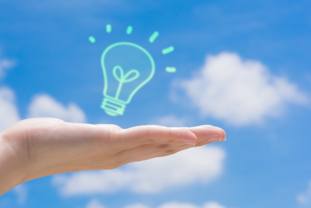 電球を持った手
