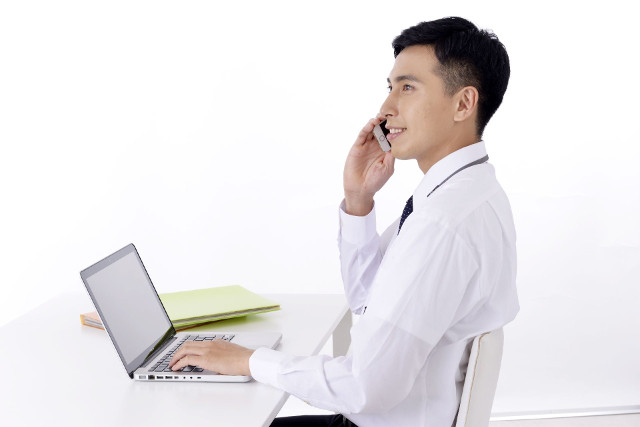 電話をする男性